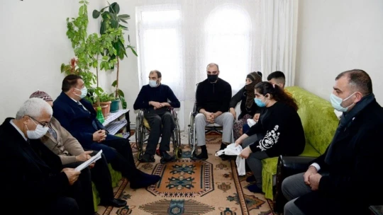 İhtiyaç sahibi engellilere tablet ve gıda paketi