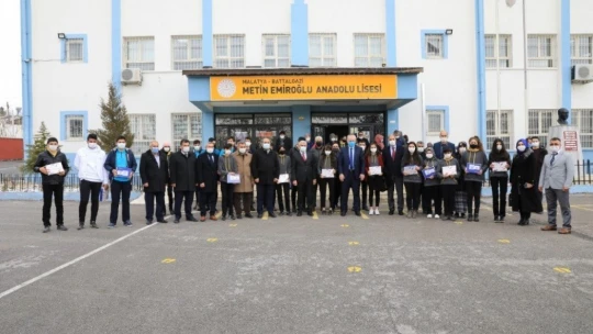 İhtiyaç sahibi öğrencilere tablet dağıtımı sürüyor