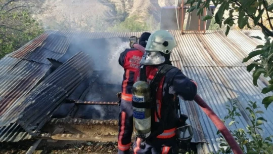 ikamette çıkan yangında bir kadın dumandan zehirlendi