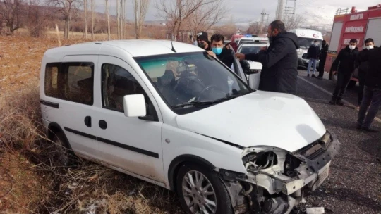 İki araç çarpıştı:  5 yaralı