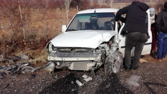 İki araç çarpıştı:  5 yaralı