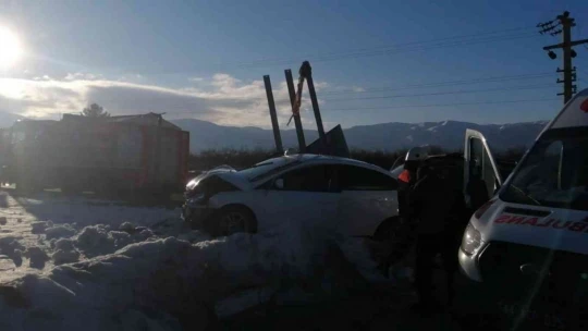 İki araç çarpıştı, 4 kişi yaralandı