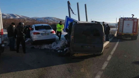İki araç çarpıştı, 4 kişi yaralandı