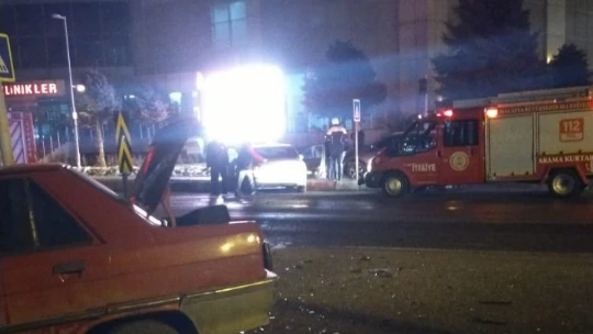 2 Otomobil Çarpıştı