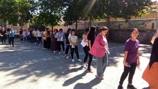 İki dakika ile sınavı kaçırdı gözyaşlarına boğuldu