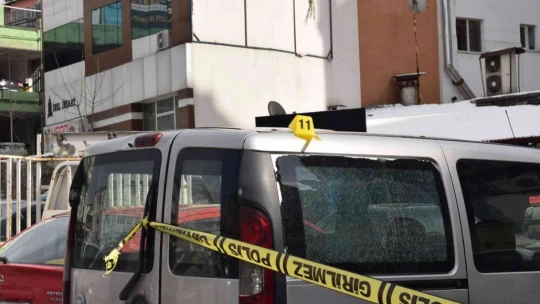 İki grubun silahlı kavgasında kurşunlar havada uçuştu