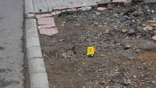 İki katlı ev kurşunların hedefi oldu