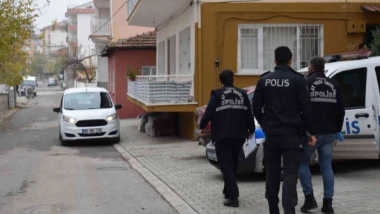 İki katlı ev kurşunların hedefi oldu