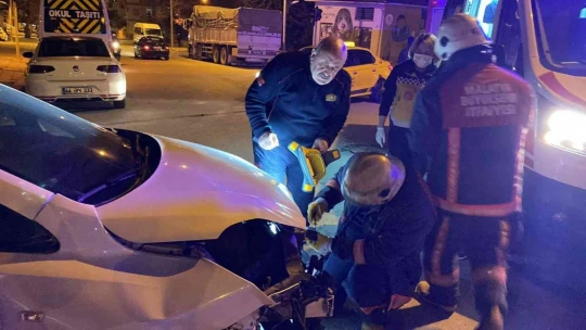 İki otomobil çarpıştı: 1 yaralı