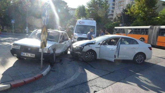 İki otomobil çarpıştı: 1 yaralı