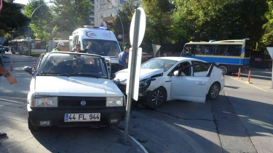İki otomobil çarpıştı: 1 yaralı