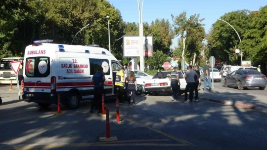 İki otomobil çarpıştı: 1 yaralı