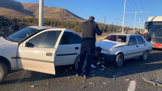 İki otomobil çarpıştı: 1 yaralı