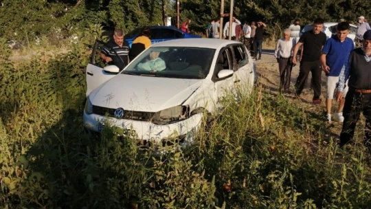 İki otomobil kafa kafaya çarpıştı: 5 kişi hafif yaralandı