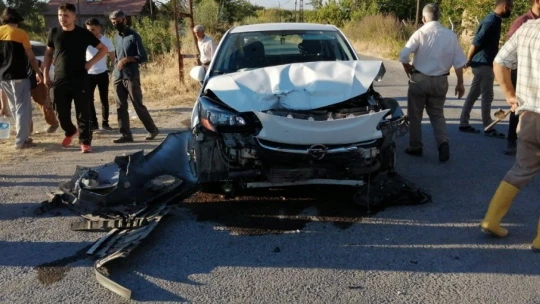 İki otomobil kafa kafaya çarpıştı: 5 kişi hafif yaralandı