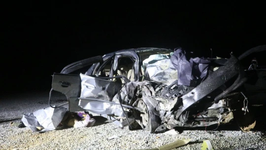 İki otomobil kafa kafaya çarpıştı: 3 ölü, 4 yaralı