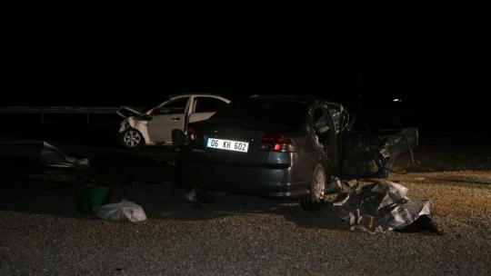 İki otomobil kafa kafaya çarpıştı: 3 ölü, 4 yaralı