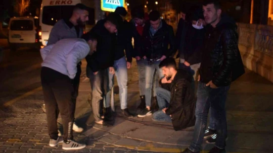 İki otomobil kavşakta çarpıştı: 2 yaralı