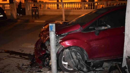 İki otomobil kavşakta çarpıştı: 2 yaralı
