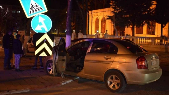 İki otomobil kavşakta çarpıştı: 2 yaralı