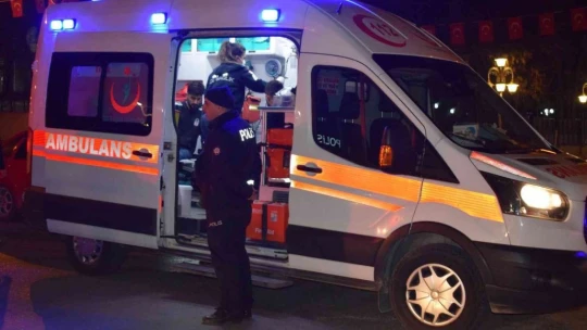 İki otomobil kavşakta çarpıştı: 2 yaralı