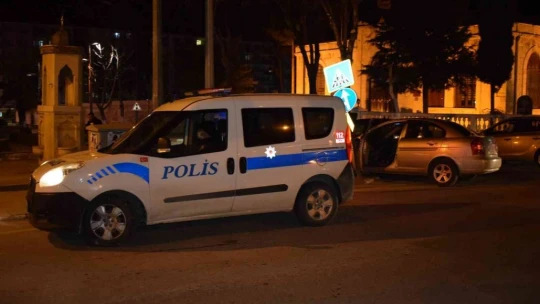 İki otomobil kavşakta çarpıştı: 2 yaralı