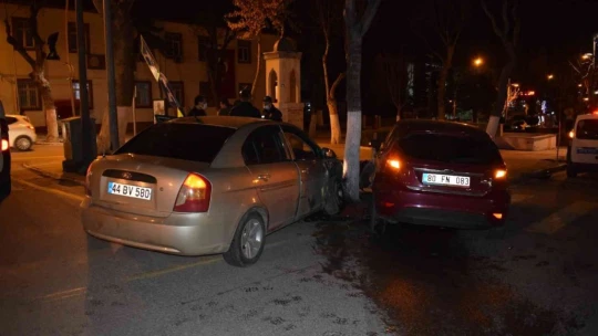 İki otomobil kavşakta çarpıştı: 2 yaralı