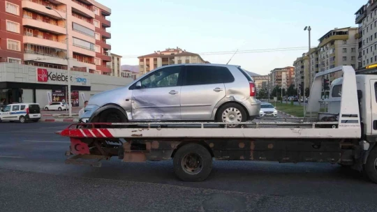 İki otomobil kavşakta çarpıştı: 5 yaralı