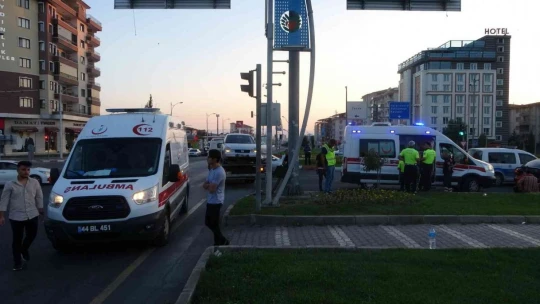 İki otomobil kavşakta çarpıştı: 5 yaralı