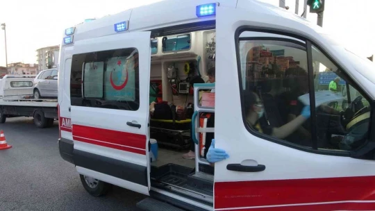 İki otomobil kavşakta çarpıştı: 5 yaralı