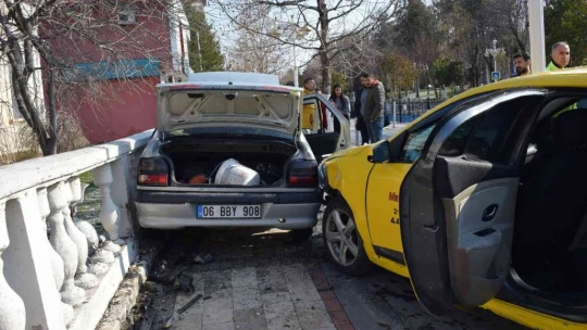 İki otomobilin çarpıştığı kaza ucuz atlatıldı