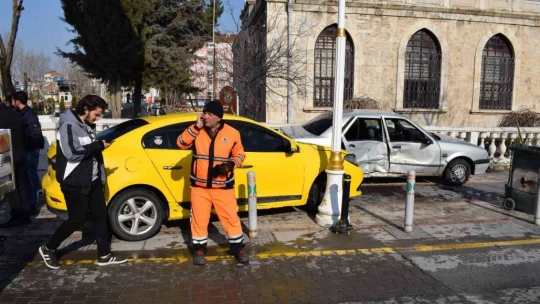 İki otomobilin çarpıştığı kaza ucuz atlatıldı