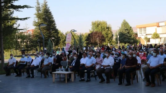 İlahiyat Fakültesi'nde mezuniyet coşkusu