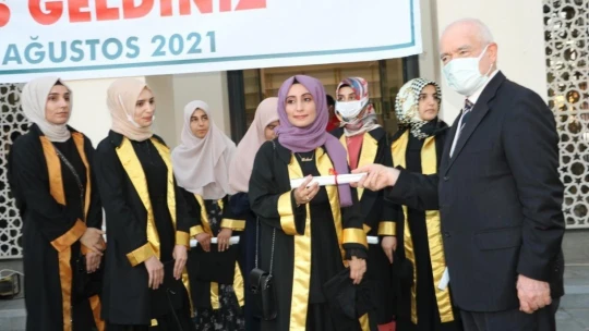İlahiyat Fakültesi'nde mezuniyet coşkusu