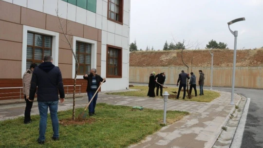 İletişimciler de fidan kampanyasına katıldı