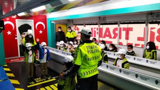 İlkokul öğrencilerine trafik eğitimi