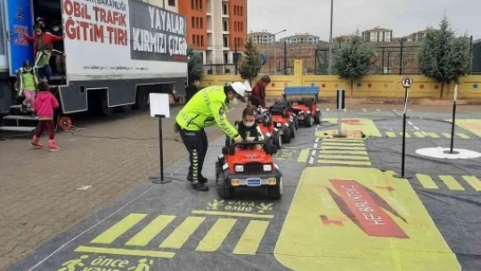 İlkokul öğrencilerine trafik eğitimi