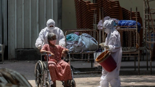 İngiltere'den vaka rekoru kıran Hindistan'a tıbbi yardım