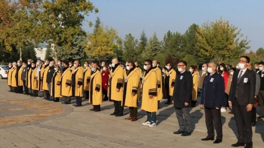 İnönü Üniversitesi'nde paraşütlü anma