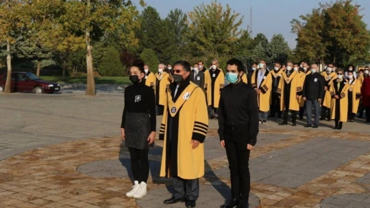 İnönü Üniversitesi'nde paraşütlü anma