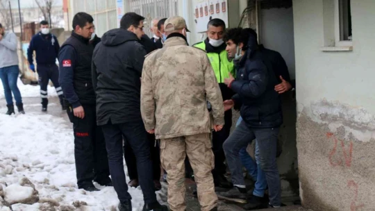 İntihar girişiminde bulunan genci kaymakam ikna etti