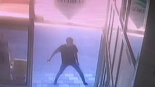 Usulca yaklaşıp bıçakladı