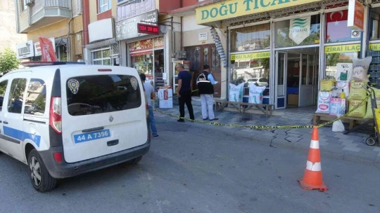 Usulca yaklaşıp bıçakladı
