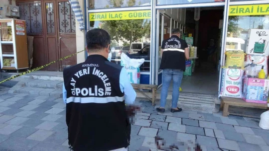 Usulca yaklaşıp bıçakladı
