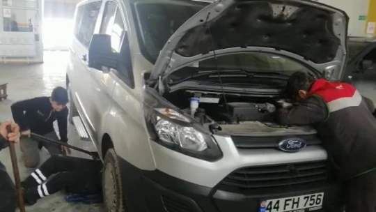 Isınmak için girdiği aracın motorundan çıkmak istemedi
