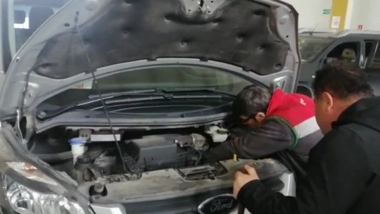 Isınmak için girdiği aracın motorundan çıkmak istemedi