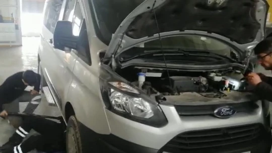 Isınmak için girdiği aracın motorundan çıkmak istemedi