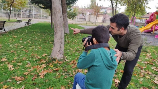 İşitme engelli öğrencilere fotoğraf eğitimi