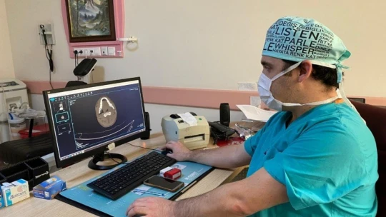 İşitme kaybı olan çocuğa kapalı kulak zarı ameliyatı