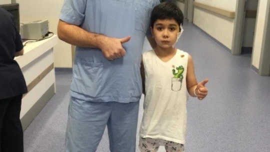 İşitme kaybı olan çocuğa kapalı kulak zarı ameliyatı